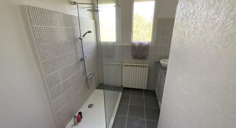 A vendre secteur GRAMAT, 1ère périphérie, pavillon de 1965 rénové, 3 chambres, terrain 2630 m².