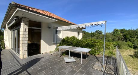 A vendre secteur GRAMAT, 1ère périphérie, pavillon de 1965 rénové, 3 chambres, terrain 2630 m².