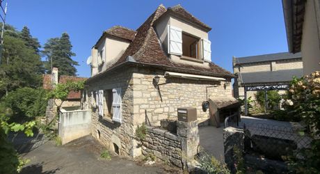 A vendre secteur LIVERNON,  maison de village en pierre, terrasses et jardinet arboré.