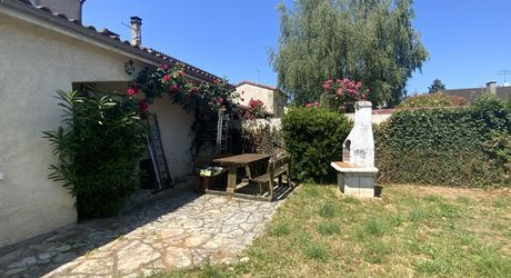 GRAMAT area, 3-bedroom house on 356 m² of land within walking distance of all amenities.