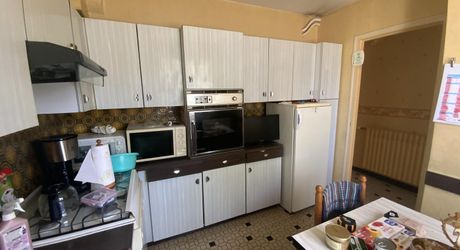 GRAMAT area, 3-bedroom house on 356 m² of land within walking distance of all amenities.