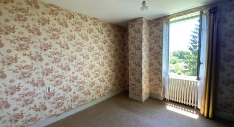 Secteur Gramat, maison  de village mitoyenne, 140 m² habitables, à rénover, terrain 300 m².