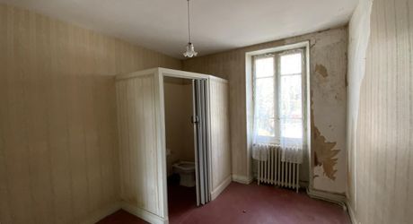 Secteur Gramat, maison  de village mitoyenne, 140 m² habitables, à rénover, terrain 300 m².