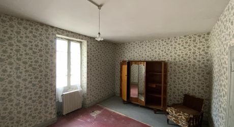 Secteur Gramat, maison  de village mitoyenne, 140 m² habitables, à rénover, terrain 300 m².