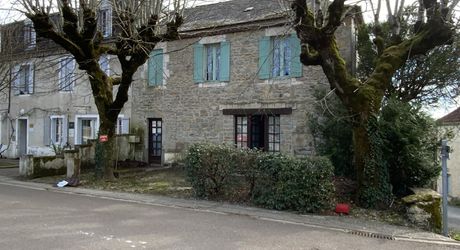 Secteur Gramat, maison  de village mitoyenne, 140 m² habitables, à rénover, terrain 300 m².
