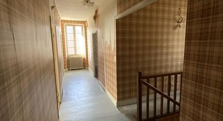 Secteur Gramat, maison  de village mitoyenne, 140 m² habitables, à rénover, terrain 300 m².