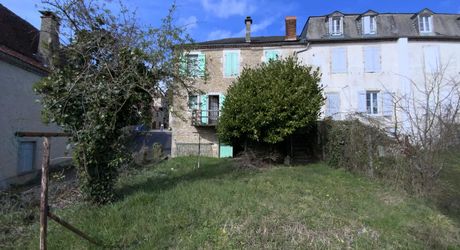 Secteur Gramat, maison  de village mitoyenne, 140 m² habitables, à rénover, terrain 300 m².