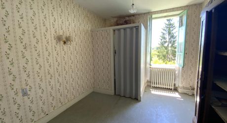 Secteur Gramat, maison  de village mitoyenne, 140 m² habitables, à rénover, terrain 300 m².