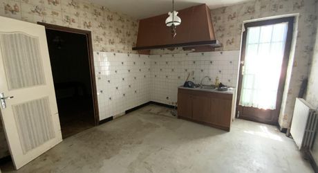 Secteur Gramat, maison  de village mitoyenne, 140 m² habitables, à rénover, terrain 300 m².