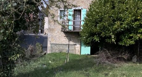 Secteur Gramat, maison  de village mitoyenne, 140 m² habitables, à rénover, terrain 300 m².