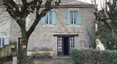 Secteur Gramat, maison  de village mitoyenne, 140 m² habitables, à rénover, terrain 300 m².