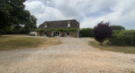 A vendre secteur Gramat, magnifique propriété comprenant deux maisons d'habitations, piscine, dépendances , terrain 12,4954 hectares.