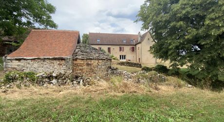 A vendre secteur Gramat, magnifique propriété comprenant deux maisons d'habitations, piscine, dépendances , terrain 12,4954 hectares.