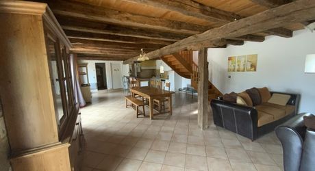 A vendre secteur Gramat, magnifique propriété comprenant deux maisons d'habitations, piscine, dépendances , terrain 12,4954 hectares.