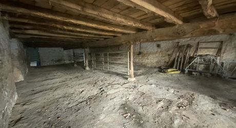 A vendre secteur Gramat, magnifique propriété comprenant deux maisons d'habitations, piscine, dépendances , terrain 12,4954 hectares.
