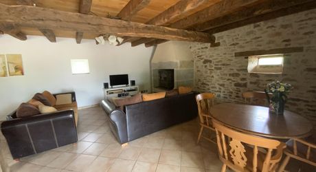 A vendre secteur Gramat, magnifique propriété comprenant deux maisons d'habitations, piscine, dépendances , terrain 12,4954 hectares.