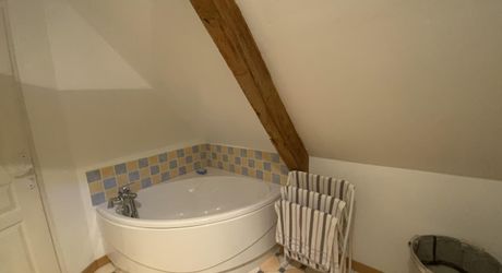 A vendre secteur Gramat, magnifique propriété comprenant deux maisons d'habitations, piscine, dépendances , terrain 12,4954 hectares.