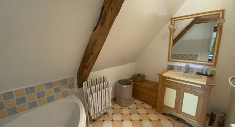 A vendre secteur Gramat, magnifique propriété comprenant deux maisons d'habitations, piscine, dépendances , terrain 12,4954 hectares.