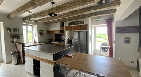 A vendre secteur Gramat, magnifique propriété comprenant deux maisons d'habitations, piscine, dépendances , terrain 12,4954 hectares.