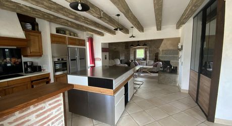 A vendre secteur Gramat, magnifique propriété comprenant deux maisons d'habitations, piscine, dépendances , terrain 12,4954 hectares.