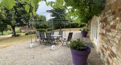 A vendre secteur Gramat, magnifique propriété comprenant deux maisons d'habitations, piscine, dépendances , terrain 12,4954 hectares.