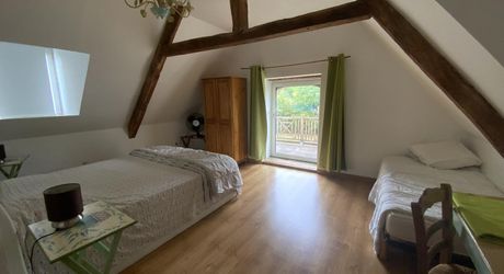 A vendre secteur Gramat, magnifique propriété comprenant deux maisons d'habitations, piscine, dépendances , terrain 12,4954 hectares.
