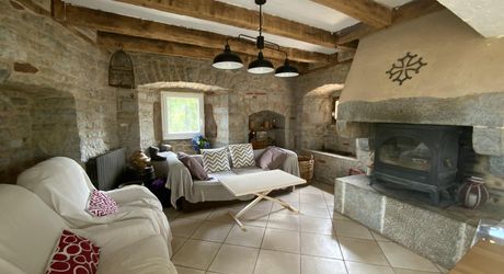 A vendre secteur Gramat, magnifique propriété comprenant deux maisons d'habitations, piscine, dépendances , terrain 12,4954 hectares.