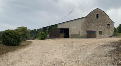 A vendre secteur Gramat, magnifique propriété comprenant deux maisons d'habitations, piscine, dépendances , terrain 12,4954 hectares.