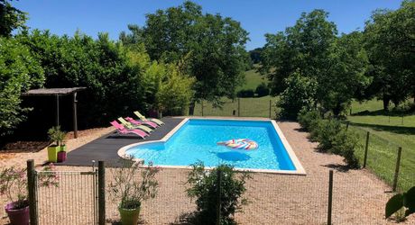 A vendre secteur Gramat, magnifique propriété comprenant deux maisons d'habitations, piscine, dépendances , terrain 12,4954 hectares.