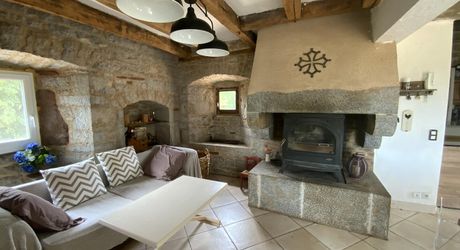 A vendre secteur Gramat, magnifique propriété comprenant deux maisons d'habitations, piscine, dépendances , terrain 12,4954 hectares.