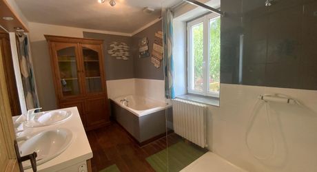A vendre secteur Gramat, magnifique propriété comprenant deux maisons d'habitations, piscine, dépendances , terrain 12,4954 hectares.