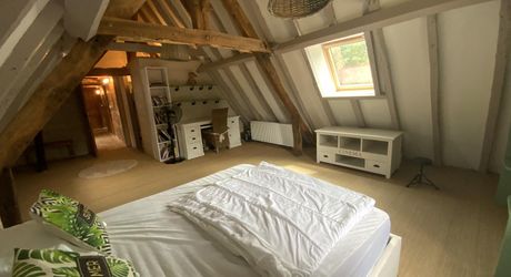A vendre secteur Gramat, magnifique propriété comprenant deux maisons d'habitations, piscine, dépendances , terrain 12,4954 hectares.
