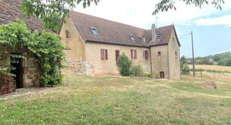 A vendre secteur Gramat, magnifique propriété comprenant deux maisons d'habitations, piscine, dépendances , terrain 12,4954 hectares.