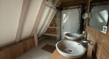A vendre secteur Gramat, magnifique propriété comprenant deux maisons d'habitations, piscine, dépendances , terrain 12,4954 hectares.