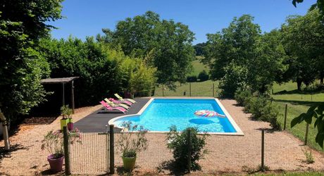 A vendre secteur Gramat, magnifique propriété comprenant deux maisons d'habitations, piscine, dépendances , terrain 12,4954 hectares.