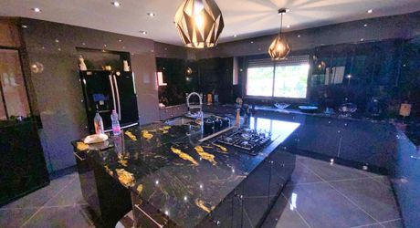 A vendre contemporaine de 2 024, 245 m² habitables sur 14.510 m² de terrain, 4 chambres (à terminer)