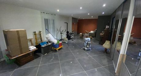 A vendre contemporaine de 2 024, 245 m² habitables sur 14.510 m² de terrain, 4 chambres (à terminer)