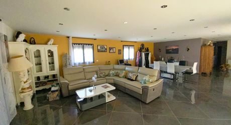 A vendre contemporaine de 2 024, 245 m² habitables sur 14.510 m² de terrain, 4 chambres (à terminer)