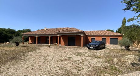 A vendre contemporaine de 2 024, 245 m² habitables sur 14.510 m² de terrain, 4 chambres (à terminer)