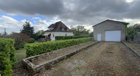 Secteur Gramat, proche toutes commodités, cadre paisible et résidentiel, propriété comprenant: maison de 140 m² avec hangar indépendant de 180 m² et 1686 m² de terrain arboré.