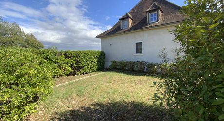 Secteur Gramat, proche toutes commodités, cadre paisible et résidentiel, propriété comprenant: maison de 140 m² avec hangar indépendant de 180 m² et 1686 m² de terrain arboré.