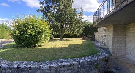Secteur Gramat, proche toutes commodités, cadre paisible et résidentiel, propriété comprenant: maison de 140 m² avec hangar indépendant de 180 m² et 1686 m² de terrain arboré.