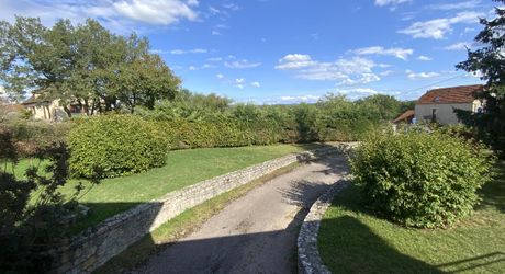 Secteur Gramat, proche toutes commodités, cadre paisible et résidentiel, propriété comprenant: maison de 140 m² avec hangar indépendant de 180 m² et 1686 m² de terrain arboré.