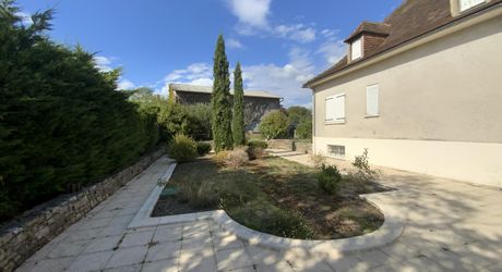 Secteur Gramat, proche toutes commodités, cadre paisible et résidentiel, propriété comprenant: maison de 140 m² avec hangar indépendant de 180 m² et 1686 m² de terrain arboré.