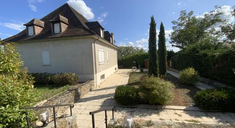 Secteur Gramat, proche toutes commodités, cadre paisible et résidentiel, propriété comprenant: maison de 140 m² avec hangar indépendant de 180 m² et 1686 m² de terrain arboré.