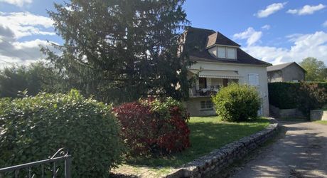Secteur Gramat, proche toutes commodités, cadre paisible et résidentiel, propriété comprenant: maison de 140 m² avec hangar indépendant de 180 m² et 1686 m² de terrain arboré.