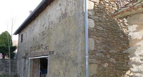 Secteur LACAPELLE-MARIVAL, maison en pierre avec grange sur 321m² de terrain