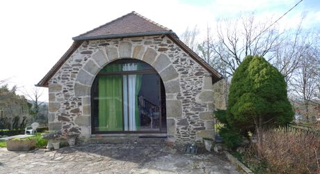 Secteur LACAPELLE-MARIVAL, maison en pierre avec grange sur 321m² de terrain