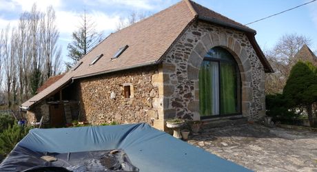Secteur LACAPELLE-MARIVAL, maison en pierre avec grange sur 321m² de terrain
