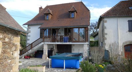 Secteur LACAPELLE-MARIVAL, maison en pierre avec grange sur 321m² de terrain